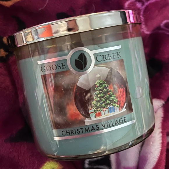 Goose Creek Christmas Village 3 wick candle - Picture 1 of 3